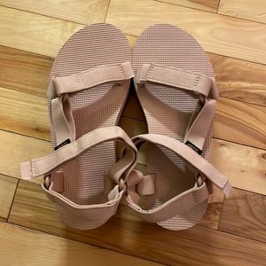 NWOT Teva platform sandals size 7